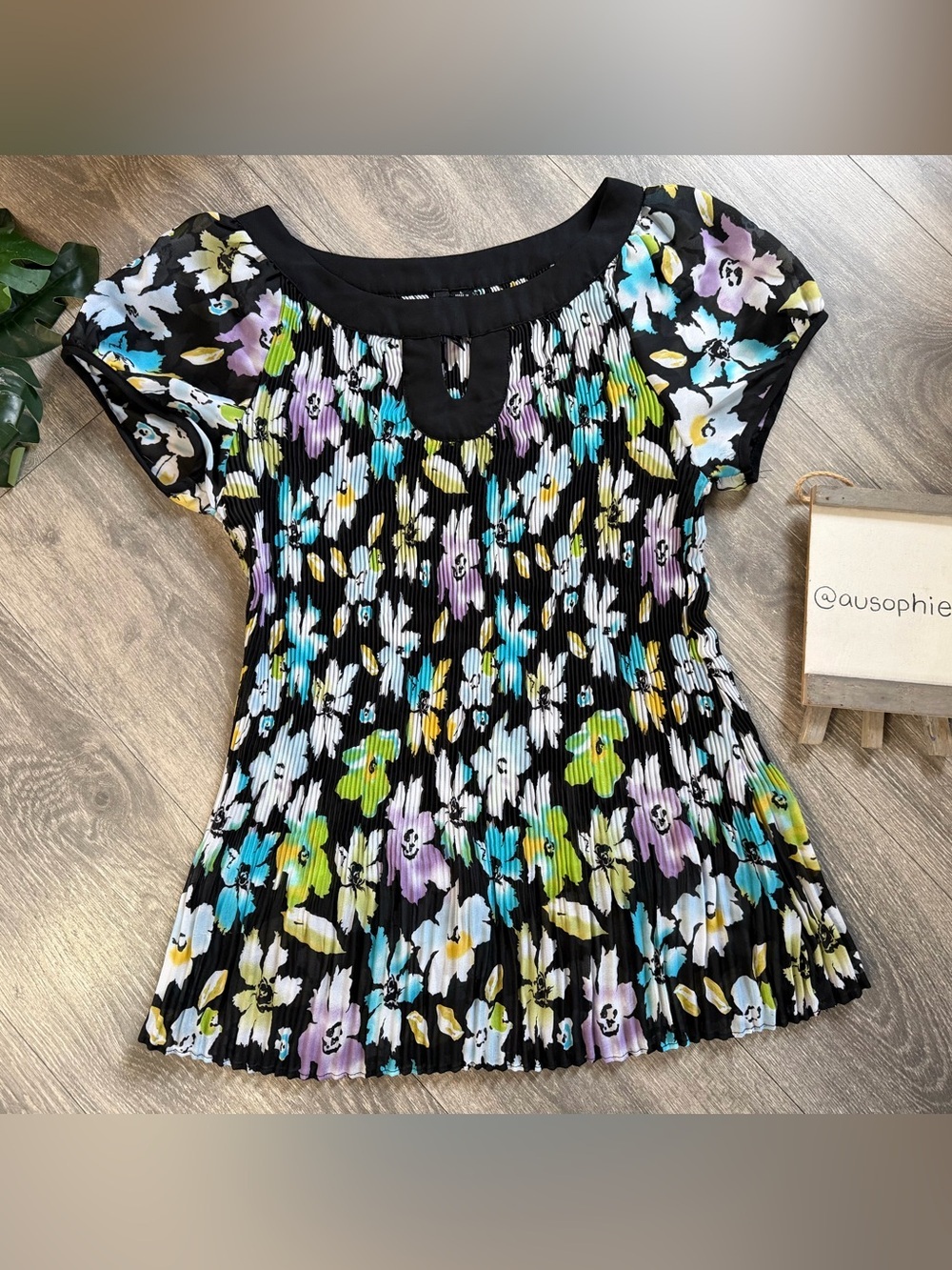 Essentials by Milano Floral Accordion Pleated Keyhole Short Sleeve Blouse. Sz L